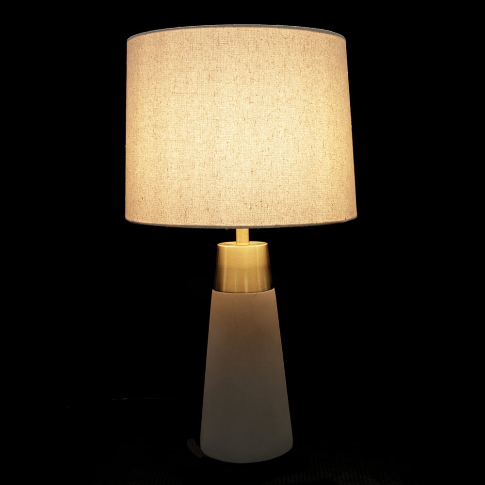 ABAJUR DECORATIVO CIMENTO E LINHO BIVOLT (OFF WHITE DOURADO) 57X33cm